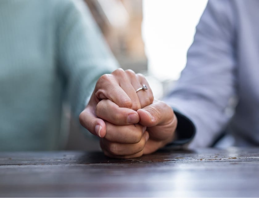 couple_holding_hands