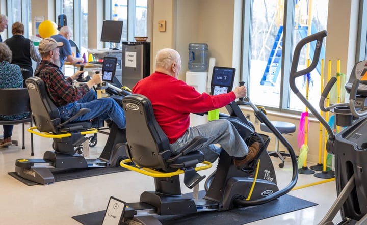 elderly-patients-using-recumbent-bikes-during-cardiac-rehabilitation