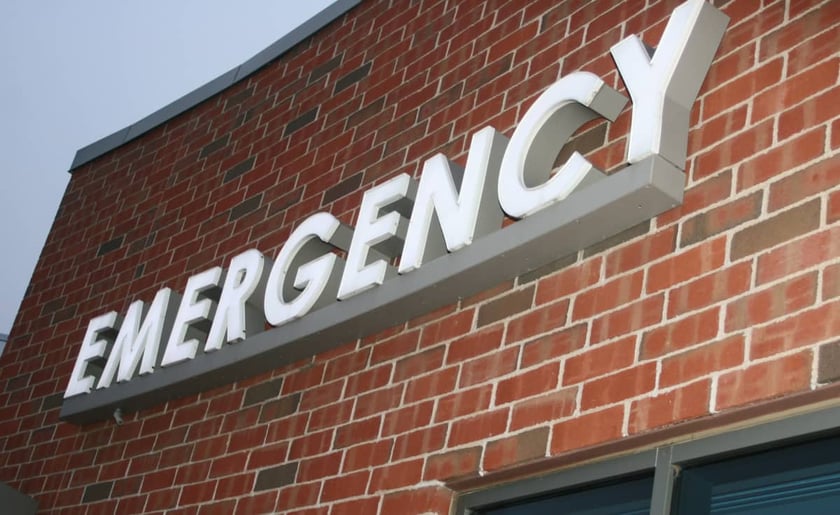 emergency-sign-on-brick-wall