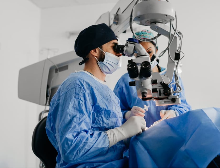eye_surgery_in_medical_clinic-1
