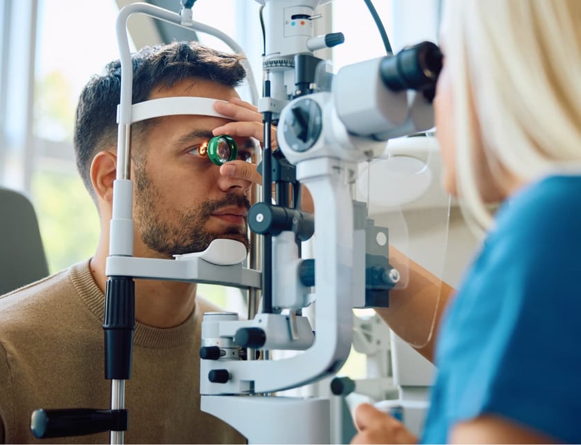 ophthalmologist_at_eye_blinic