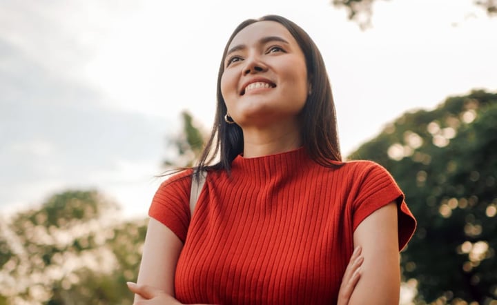 smiling_positive_woman_enjoying_nature
