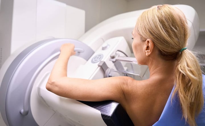 woman-undergoing-mammogram-screening-at-imaging-center